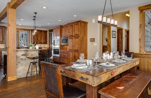 Blue River House | Luxury Retreat w/Mountain Views + Hot Tub + Ski Shuttle - Royal Retreat