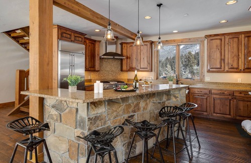 Blue River House | Luxury Retreat w/Mountain Views + Hot Tub + Ski Shuttle - Royal Retreat