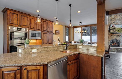 Blue River House | Luxury Retreat w/Mountain Views + Hot Tub + Ski Shuttle - Royal Retreat