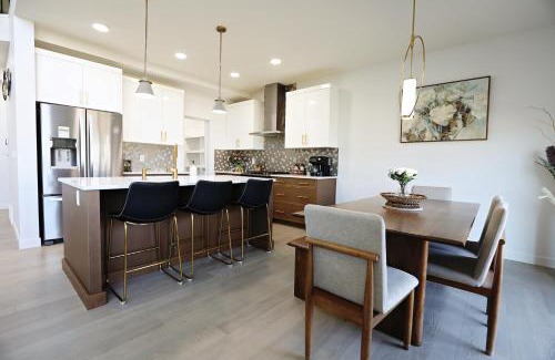 Southwest Edmonton House | Luxury Retreat With AC Fireplace Garage Disney
