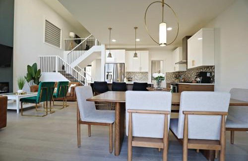 Southwest Edmonton House | Luxury Retreat With AC Fireplace Garage Disney