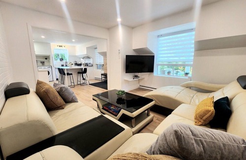 Quartier 5-4 Apartment | Luxury Retreat with Hot Tub | EV Charger & Parking