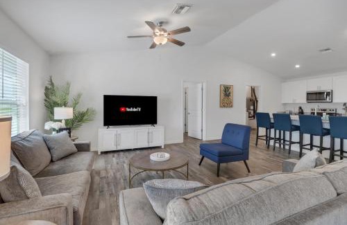 Mariner House | Luxury Retreat with Heated Saltwater Pool and Big Patio Perfect for 2 families