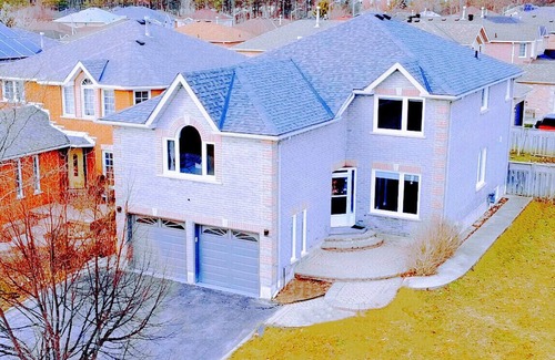 Barrie House | Luxury Retreat with Outdoor Jacuzzi
