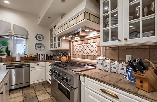 Newton House | Luxury Retreat with Pool & Hot Tubs – Perfect Getaway!