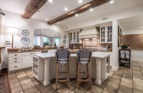 Newton House | Luxury Retreat with Pool & Hot Tubs – Perfect Getaway!