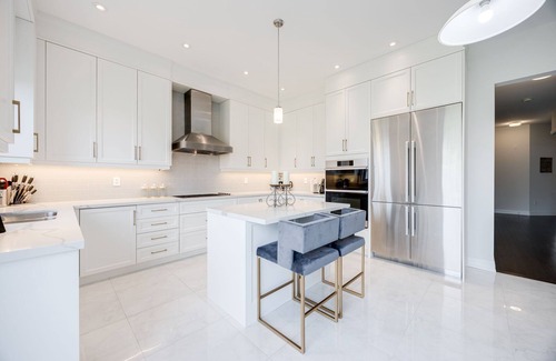 Caledon House | Luxury Retreat with Workspace & Spacious Backyard