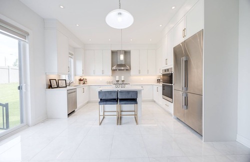 Caledon House | Luxury Retreat with Workspace & Spacious Backyard