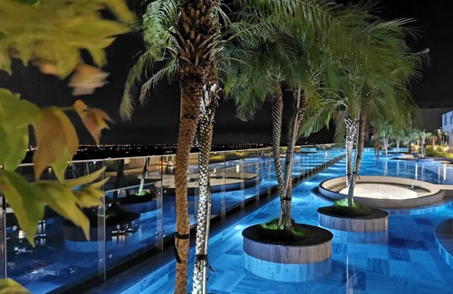 District 7 Apartment | Luxury River Panorama View for 5 - Rooftop Infinity Pool + Sauna Near Q1 + SECC