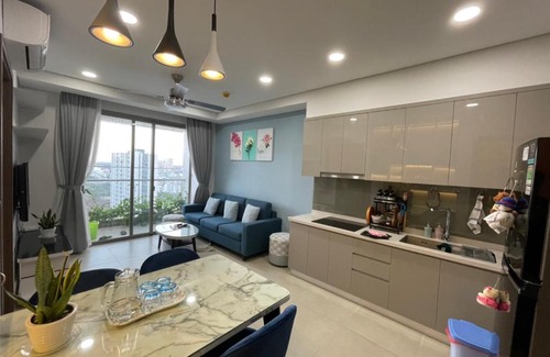 District 7 Apartment | Luxury River Panorama View for 5 - Rooftop Infinity Pool + Sauna Near Q1 + SECC