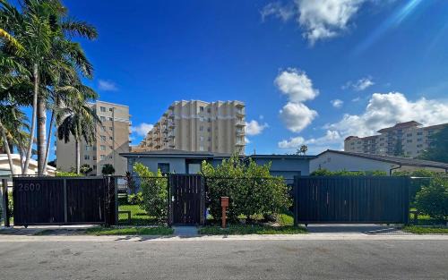 West Little Havana House | Luxury RiverFront By Renzzi