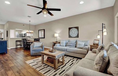 New Braunfels Condo | Luxury Riverfront Condo 1 BLK to Schlitterbahn!