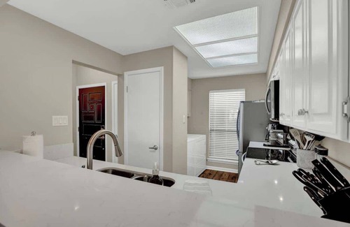 New Braunfels Condo | Luxury Riverfront Condo 1 BLK to Schlitterbahn!