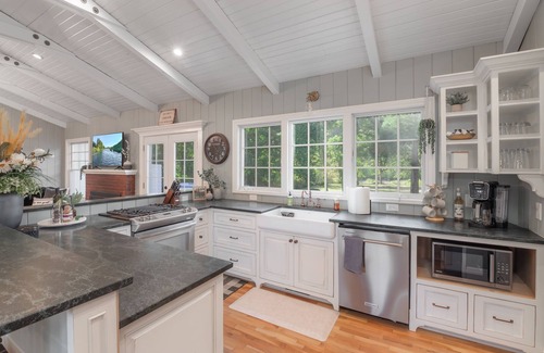 Roseburg House | Luxury Riverfront Escape- Hot tub & Fire Pit