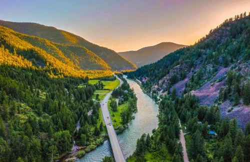Missoula House | Luxury Riverfront Retreat on Montanas Iconic Blackfoot River with Hot Tub
