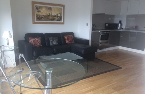 Surrey Docks Apartment | Luxury Riverside Apartment. Breathtaking views of London Skyline.