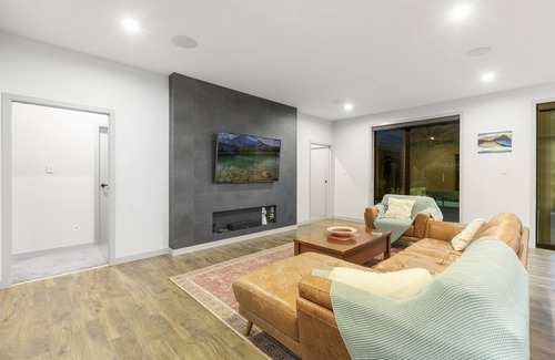 Lower Kaimai House | Luxury Riverside Retreat- 4 Bedroom
