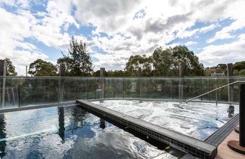 Kew Apartment | LUXURY RIVERSIDE RESORT⭐POOL⭐SPA⭐ TRAM⭐NBN⭐PARKING