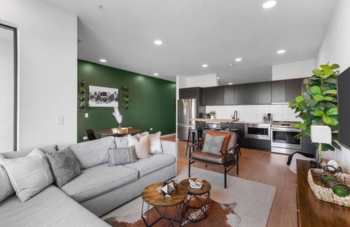 North Capitol Condo | Luxury Riverview Condo with Patio, Walk to Broadway