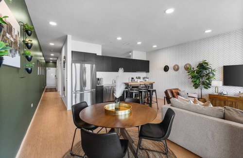 North Capitol Condo | Luxury Riverview Condo with Patio, Walk to Broadway