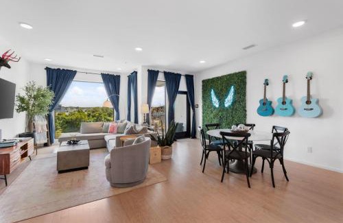 North Capitol House | Luxury Riverview Walk to Broadway with Garage and Patio