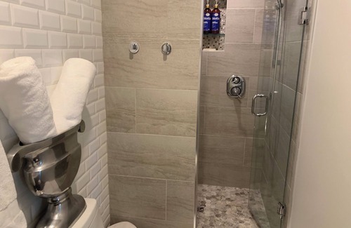 Old Town Historic District Bed & Breakfast | Luxury Romantic Private Suite With Lounge. New August 2025, Historic District.