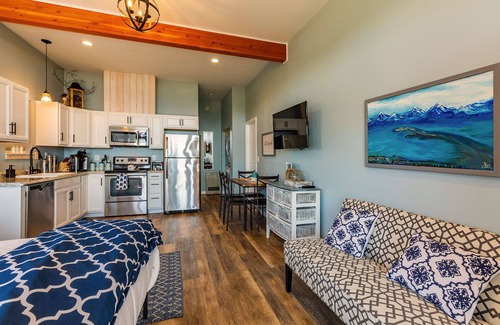 Nikolaevsk Apartment | Luxury Romantic Couple's Getaway Overlooking Kachemak Bay