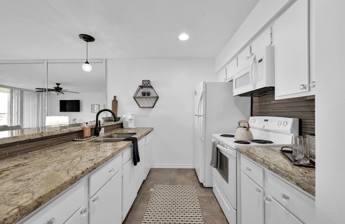 Walden on Lake Conroe Condo | Luxury Romantic Lakefront Condo walking distance to restaurants & boat access