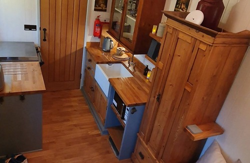 St Teath Cabin | Luxury romantic shepherd's hut - hot tub and Aga