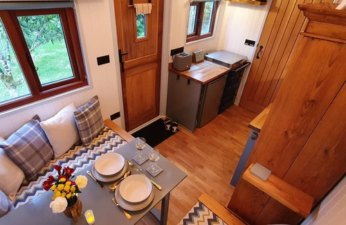 St Teath Cabin | Luxury romantic shepherd's hut - hot tub and Aga