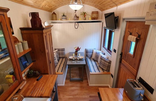 St Teath Cabin | Luxury romantic shepherd's hut - hot tub and Aga