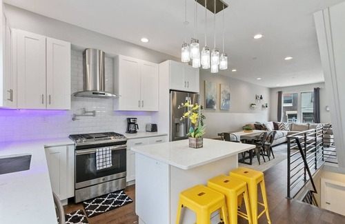 Point Breeze House | Luxury Roofdeck Retreat 4-bdrm Near Penn Chop