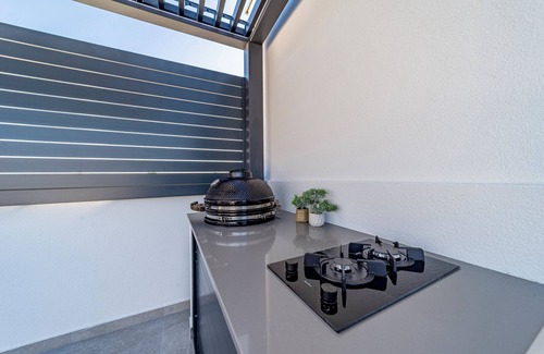 Cove Tri Zala (Zrnovo) Apartment | Luxury Rooftop Apartment with Outdoor Kitchen & Jacuzzi