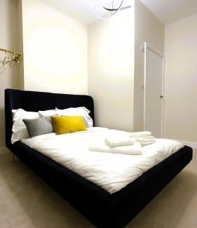 Cricklewood Apartment | Luxury room 2