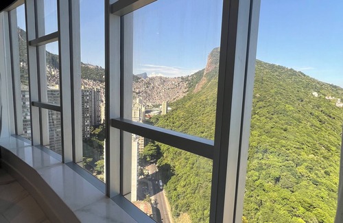 Sao Conrado House | Luxury room with mountain sea view