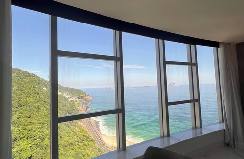 Sao Conrado House | Luxury room with mountain sea view