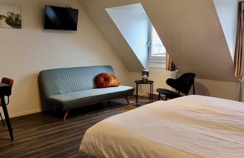 Municipality of West Maas en Waal House | Luxury room with a balcony overlooking De Gouden Ham, offering modern amenities and a serene, picturesque setting.