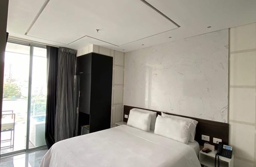 El Poblado Hotel | Luxury room with amazing view and jacuzzi on balcony