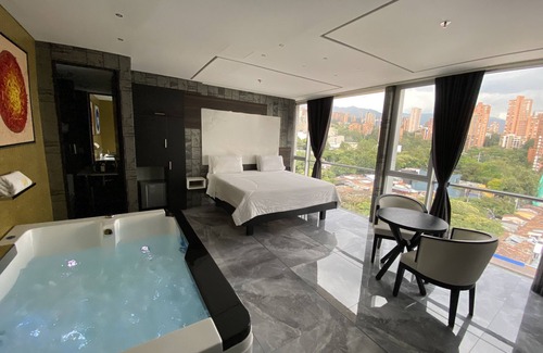 El Poblado Hotel | Luxury Room With Jacuzzi