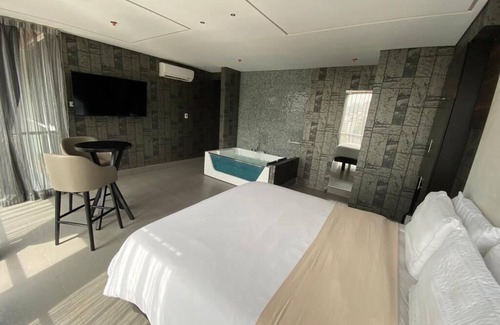 El Poblado Hotel | Luxury Room with Jacuzzi and Amazing View