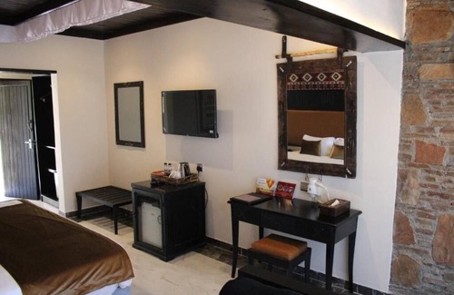 Maasai Mara Cabin | Luxury Room with Pool & Parking | Maasai Mara Safari Lodge Stay