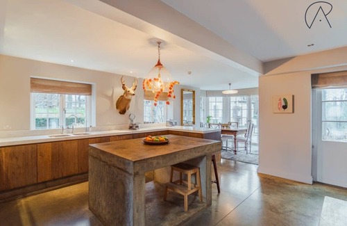 Wooburn Moor House | Luxury Rural Family Getaway with Tennis Court