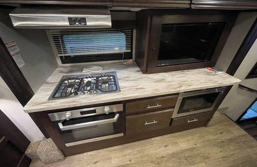 Wheatland House | Luxury RV in gated, quiet, country setting. Perfect for traveling professionals.