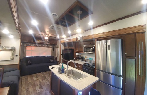 Geneva House | Luxury RV nested in a country setting, Only 9 minutes from Sanford airport!