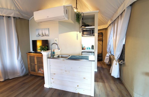 Oatmeal Cabin | Luxury Safari Tent #1 Scenic Hill Country Views- Private Deck/Hot Tub/Pond Pool