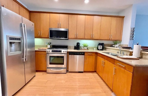 Hillcrest Condo | Luxury San Diego Condo - Balcony, Desk, Pool, Gym & EV Charger