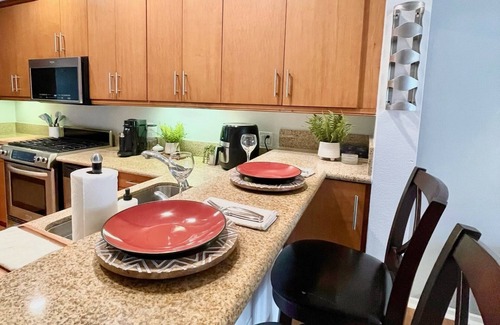 Hillcrest Condo | Luxury San Diego Condo - Balcony, Desk, Pool, Gym & EV Charger