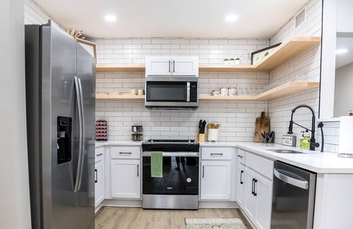 Lakewood House | Luxury San Marco Home- (Heated) Pool 3BD 2BA - Sleeps 10