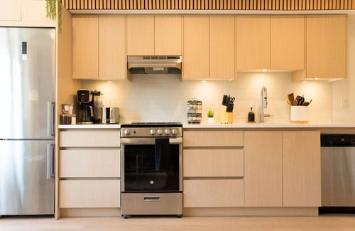 Lower Lonsdale Apartment | Luxury Scandinavian Suite| Cozy and Bright
