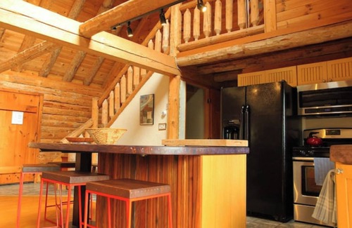 Catskill Cabin | Luxury secluded Catskill log cabin on creek-ski hike great restaurants mins away